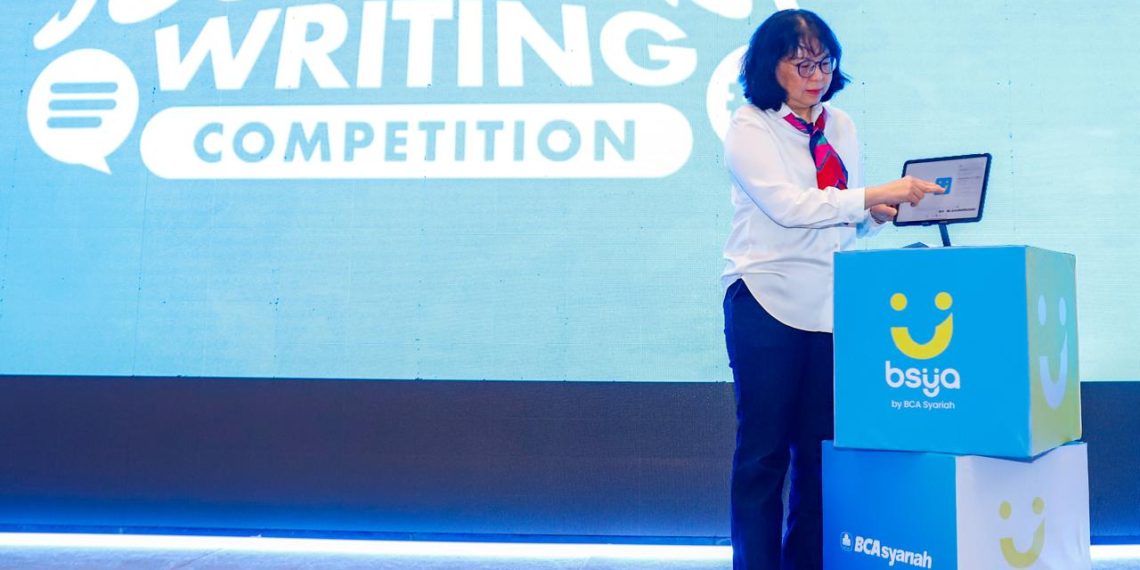 Direktur BCA Syariah, Ina Widjaja meresmikan Journalist Writing Competion (JWC) 2025
