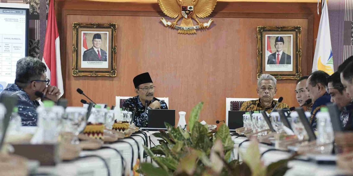 Menteri Sosial Saifullah Yusuf (Gus Ipul) didampingi Wamensos Agus Jabo Priyono dalam konferensi pers usai Rapat Koordinasi dengan Himbara di kantor Kemensos, Jakarta, Selasa (12/8/2025). Foto: Kemensos