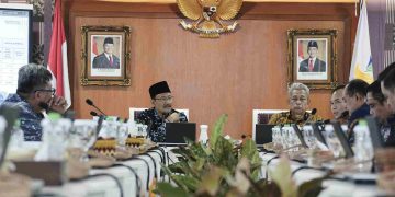 Menteri Sosial Saifullah Yusuf (Gus Ipul) didampingi Wamensos Agus Jabo Priyono dalam konferensi pers usai Rapat Koordinasi dengan Himbara di kantor Kemensos, Jakarta, Selasa (12/8/2025). Foto: Kemensos
