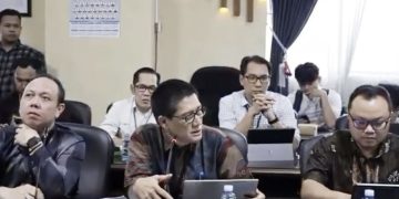 Direktur Utama Bank Kalsel Fachrudin (depan tengah) memberikan paparan pada rapat dengar pendapat bersama Komisi II DPRD Provinsi Kalsel di Banjarmasin, Kalimantan Selatan, Jumat (1/8/2025). Foto : ANTARA