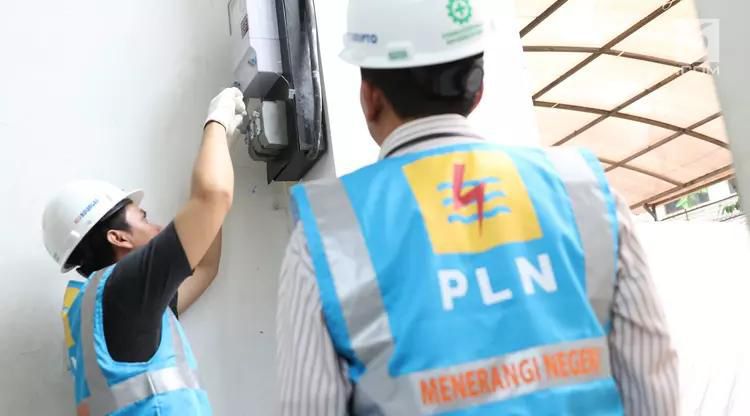 Ilustrasi petugas PLN sedang melakukan penambahan daya instalasi listrik pelangga
