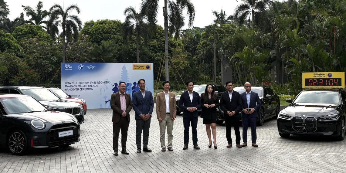 Beberapa unit mobil BMW dan MINI yang akan mengawal pelari di Maybank Marathon 2025