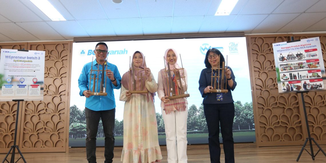 (Kiri-Kanan) Corporate Secretary BCA Syariah Muhammad Fikri Hudaya Direktur The Local Enablers Yeti Yuli Astuti Presiden Direktur BCA Syariah Yuli Melati Suryaningrum Direktur BCA Syariah Ina Widjaja