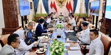 Presiden Prabowo Subianto memimpin rapat terbatas mengenai perekonomian nasional bersama jajaran menteri Kabinet Merah Putih di Istana Merdeka, Jakarta, pada Senin, 25 Agustus 2025. Foto: BPMI Setpres