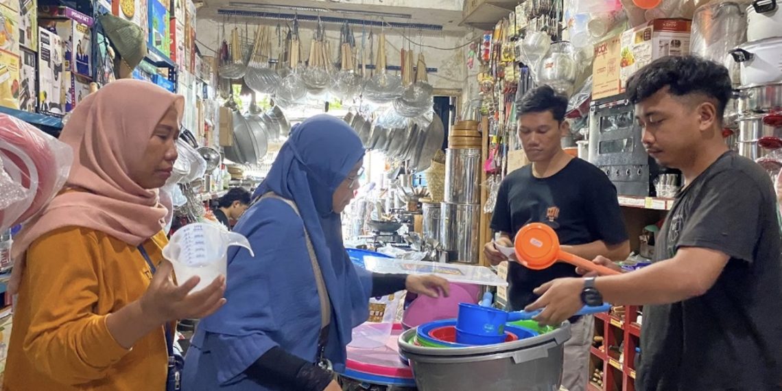 Anggota gerakan Bi Encing (Bisnis Emak-emak Ngurusin Catering) sedang memilah perlengkapan masak yang digunakan untuk mengolah makanan sehat bagi anak stunting