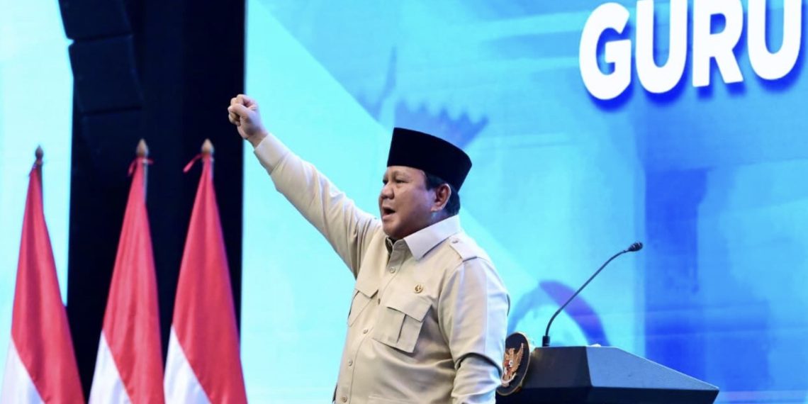 Presiden Prabowo Subianto memberikan pengarahan kepada ribuan guru dan Kepala Sekolah Rakyat pada Jumat, 22 Agustus 2025 di Jakarta International Expo (JIExpo), Jakarta. Foto: BPMI Setpres