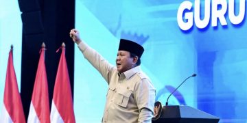 Presiden Prabowo Subianto memberikan pengarahan kepada ribuan guru dan Kepala Sekolah Rakyat pada Jumat, 22 Agustus 2025 di Jakarta International Expo (JIExpo), Jakarta. Foto: BPMI Setpres
