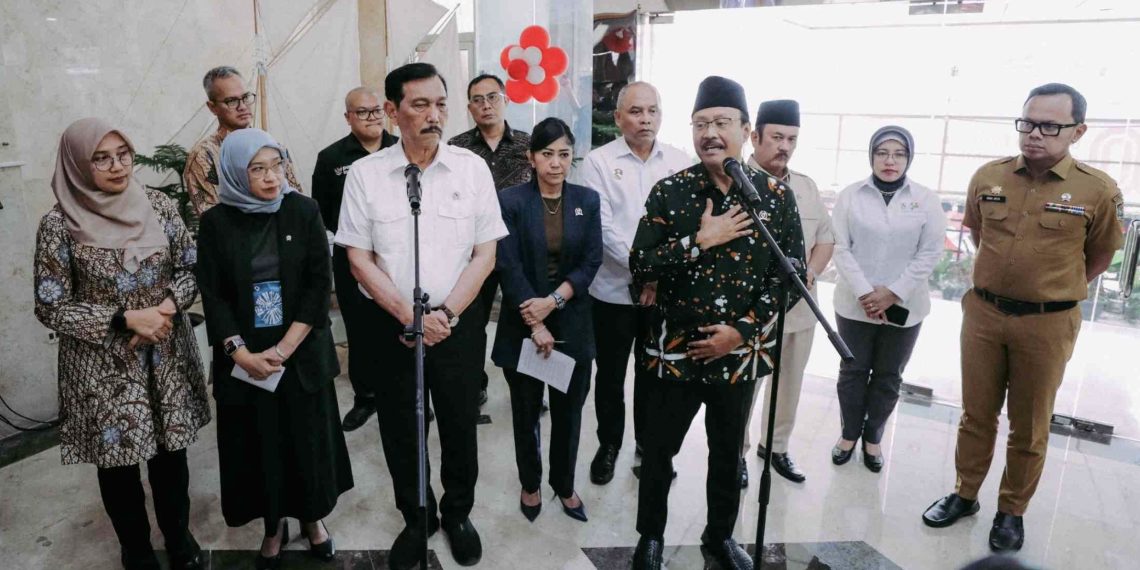 Menteri Sosial (Mensos) Saifullah Yusuf (Gus Ipul) usai menghadiri Rapat Pleno Perdana Komite Percepatan Transformasi Digital Pemerintah di Kantor DEN, Lantai 17, Jl. M.H. Thamrin, Jakarta, Selasa (26/8/2025). Foto: Kemensos