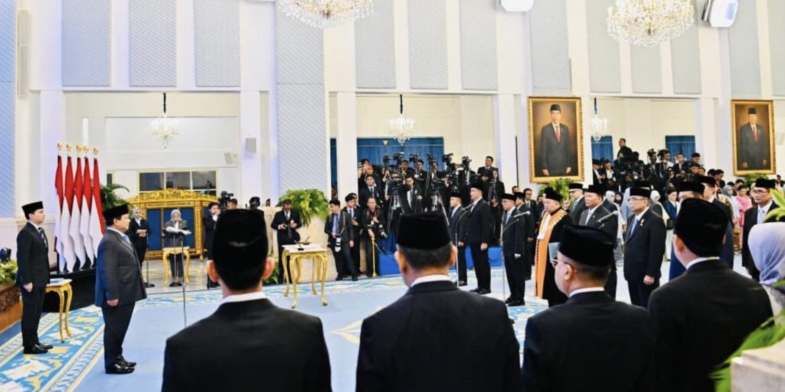 Presiden Prabowo Subianto melantik Kepala dan Wakil Kepala Badan Otorita Pengelola Pantai Utara Jawa, Kepala Badan Industri Mineral, Kepala Badan Narkotika Nasional, dan Kepala Badan Nasional Penanggulangan Terorisme di Istana Negara, Jakarta, pada Senin, 25 Agustus 2025. Foto: BPMI Setpres