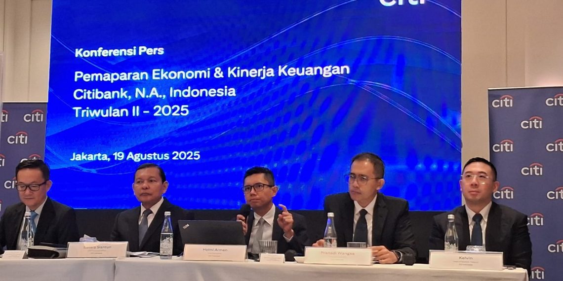 Chief Economist Citi Indonesia, Helmi Arman (tengah) dalam konferensi pers, di Jakarta, Selasa, 19 Agustus 2025. (Foto: Khoirifa)