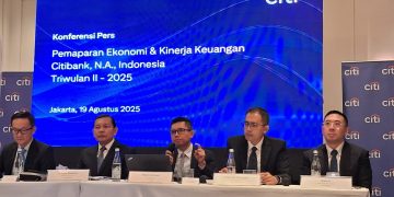 Chief Economist Citi Indonesia, Helmi Arman (tengah) dalam konferensi pers, di Jakarta, Selasa, 19 Agustus 2025. (Foto: Khoirifa)