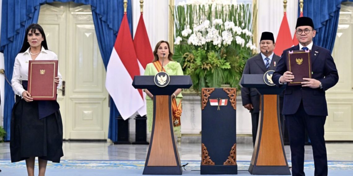 Presiden Republik Indonesia, Prabowo Subianto dan Presiden Republik Peru, Dina Ercilia Boluarte Zegarra menyaksikan showing yang dokumen yang ditandatangani di Istana Merdeka, Jakarta, pada Senin, 11 Agustus 2025. Foto: BPMI Setpres