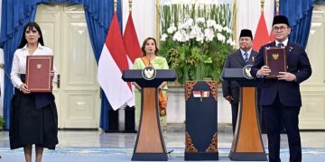 Presiden Republik Indonesia, Prabowo Subianto dan Presiden Republik Peru, Dina Ercilia Boluarte Zegarra menyaksikan showing yang dokumen yang ditandatangani di Istana Merdeka, Jakarta, pada Senin, 11 Agustus 2025. Foto: BPMI Setpres