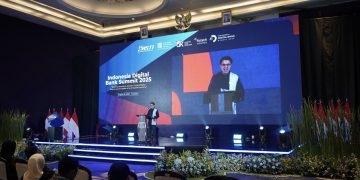 Wakil Ketua Umum II AFTECH, Budi Gandasoebrata, saat membuka gelaran Indonesia Digital Bank Summit (IDBS) 2025 di Dian Ballroom, Hotel Raffles Jakarta, Selasa (19/8/2025).