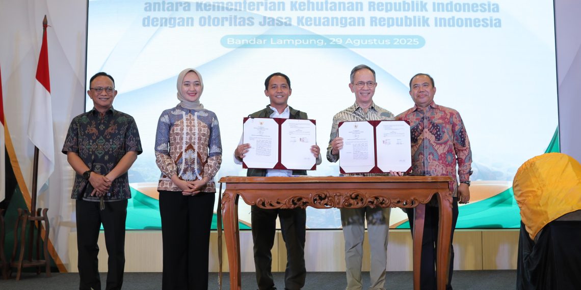 Kerja sama dalam penandatanganan Nota Kesepahaman dilakukan oleh Ketua Dewan Komisioner OJK Mahendra Siregar dan Menteri Kehutanan Raja Juli Antoni, di Bandar Lampung, Jumat (29/08).