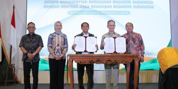 Kerja sama dalam penandatanganan Nota Kesepahaman dilakukan oleh Ketua Dewan Komisioner OJK Mahendra Siregar dan Menteri Kehutanan Raja Juli Antoni, di Bandar Lampung, Jumat (29/08).