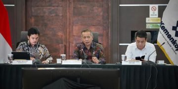 Wamenkop Ferry Juliantono dalam memimpin Rapat Koordinasi (Rakor) Optimalisasi Operasionalisasi Kopdes Merah Putih Mengenai Gerai Klinik dan Apotek Desa Kelurahan di Jakarta, Selasa (12/8).