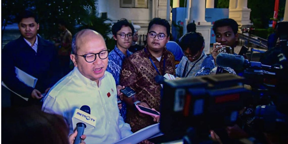 Menteri Investasi dan Hilirisasi/Kepala BKPM Rosan Perkasa Roeslani menyampaikan keterangan pers kepada awak media di Istana Kepresidenan Jakarta, pada Rabu, 6 Agustus 2025. (Foto: BPMI Setpres)