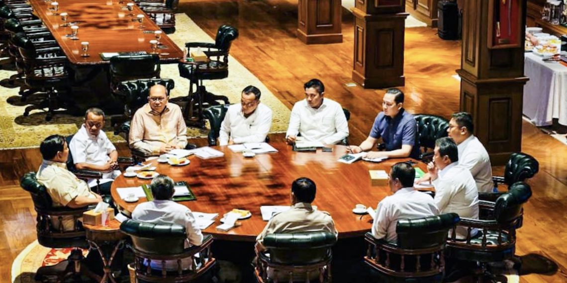 Presiden Prabowo Subianto mengadakan rapat secara maraton bersama sejumlah Menteri Kabinet Merah Putih di kediaman pribadinya, Hambalang, Kabupaten Bogor, Jawa Barat, pada Rabu, 20 Agustus 2025. Foto: BPMI Setpres