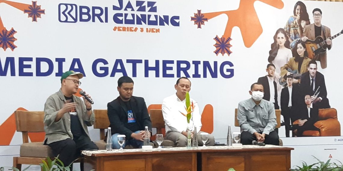 Ki-ka: CEO Jazz Gunung Indonesia Bagas Indyatmono, Pejabat Pengganti Sementara (Pgs) Pemimpin Cabang (Pimcab) BRI Banyuwangi Yudhi Romansyah, GM Hotel Santika Banyuwangi Edy Dwi Sutrisno, dan perwakilan Jazz Patrol Kawitan Eko, dalam media gathering BRI Jazz Gunung Series 3 Ijen 2025, di Hotel Santika, Banyuwangi, Jawa Timur, Jumat, 8 Agustus 2025.