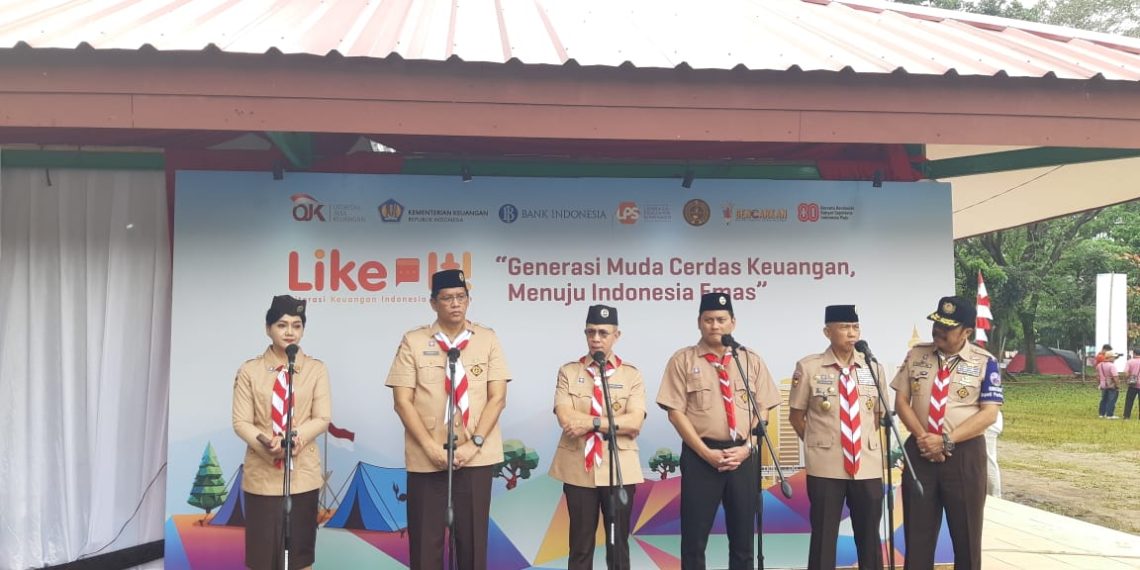 Ketua Dewan Komisioner OJK, Mahendra Siregar (tiga dari kiri) saat konpres LIKE IT di Cibubur, Jakarta, Kamis (14/8)
