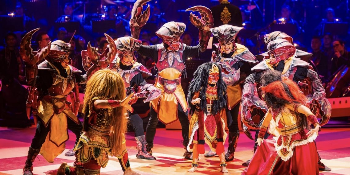 Salah satu adegan pada cerita mitos “Yuyu Kangkang” yang menampilkan keharmonisan cerita dan kostum karakter yang dibuat dengan sangat kreatif