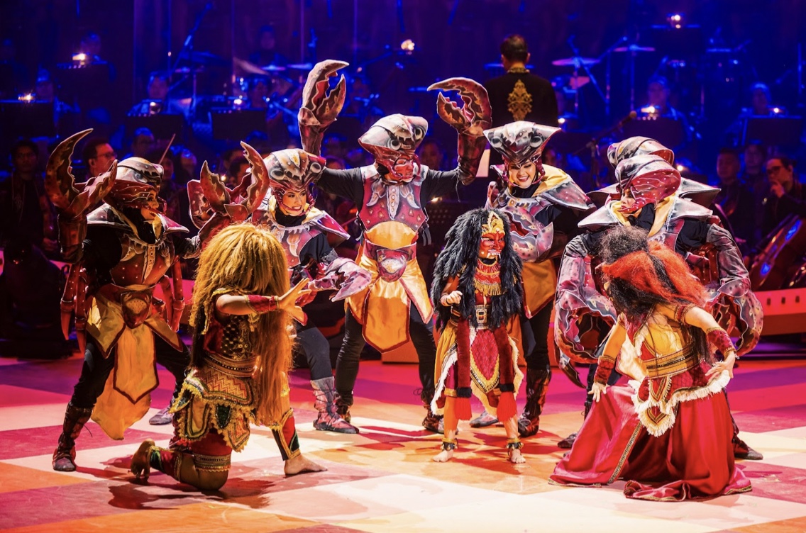 Salah satu adegan pada cerita mitos “Yuyu Kangkang” yang menampilkan keharmonisan cerita dan kostum karakter yang dibuat dengan sangat kreatif