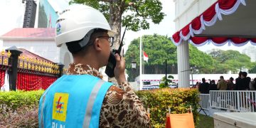 Di samping kibaran Sang Merah Putih, petugas PLN bersiaga penuh mengamankan pasokan listrik, bukan hanya sekadar tugas, namun bentuk pengabdian kepada bangsa dan negara.