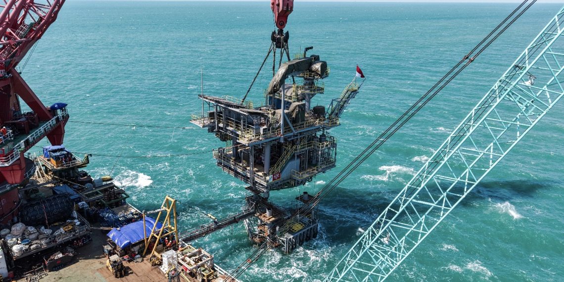 Proses instalasi jacket & topside Anjungan OOA yang telah berhasil diselesaikan dengan selamat sejak akhir Juni hingga awal Juli 2025