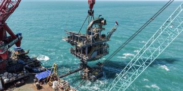 Proses instalasi jacket & topside Anjungan OOA yang telah berhasil diselesaikan dengan selamat sejak akhir Juni hingga awal Juli 2025