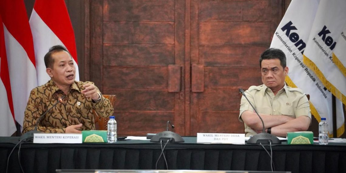 Wamenkop Ferry saat memimpin Rapat Koordinasi (Rakor) lintas Kementerian/Lembaga dan BUMN terkait Skema dan Mekanisme Pembiayaan Kopdes/ Kel Merah Putih di Jakarta, Jumat (22/08).