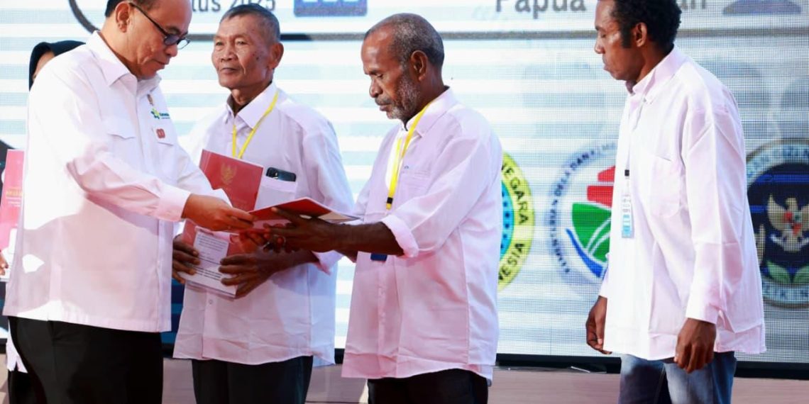 Menkop Budi Arie Setiadi saat menyerahkan SK Badan Hukum Kopdes Merah Putih di Kabupaten Nabire, Papua Tengah, Selasa (12/8).