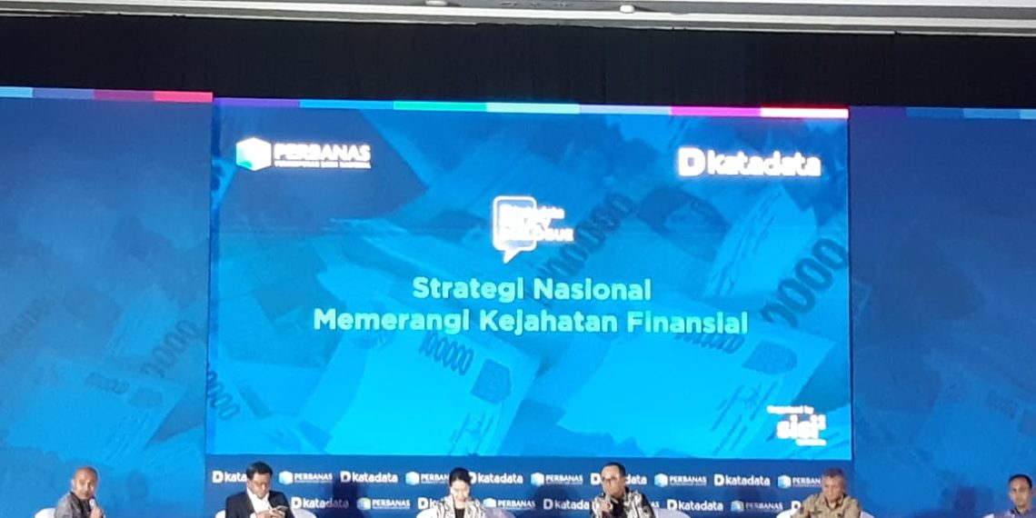 Kepala PPATK, Ivan Yustiavandana (tiga dari kanan) saat acara Katadata Policy Dialogue "Strategi Nasional Melawan Kejahatan Financial" di Jakarta, Selasa, 5 Agustus 2025.