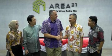 Ki-ka : Direktur AREA31, Yoke Tangkar, Komisaris Utama AREA31, Sugeng Alifen, Chief Operations Officer Eutelsat OneWeb, Fabio Mando, Presiden Direktur AREA31, Michael Alifen, dan Direktur AREA31, Edi usai penandatanganan kerja sama AREA31 dan Eutelsat OneWeb di Kantor AREA31, Depok, Rabu, 20 Agustus 2025.