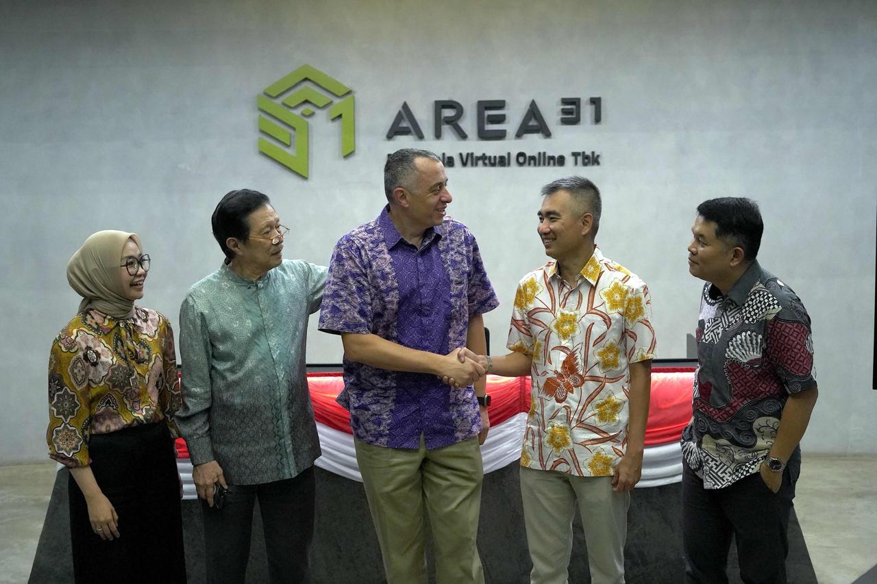 Ki-ka : Direktur AREA31, Yoke Tangkar, Komisaris Utama AREA31, Sugeng Alifen, Chief Operations Officer Eutelsat OneWeb, Fabio Mando, Presiden Direktur AREA31, Michael Alifen, dan Direktur AREA31, Edi usai penandatanganan kerja sama AREA31 dan Eutelsat OneWeb di Kantor AREA31, Depok, Rabu, 20 Agustus 2025.