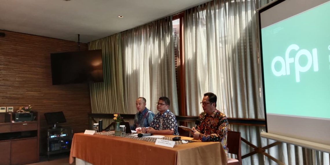 Ki-ka: Direktur Eksekutif Lembaga Kajian Persaingan dan Kebijakan Usaha Fakultas Hukum Universitas Indonesia (LKPU-FHUI), Ditha Wiradiputra, Kepala Bidang Humas AFPI, Kuseryansyah