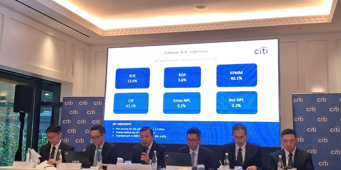CEO Citi Indonesia, Batara Sianturi (tiga dari kiri) dalam Paparan Kinerja, di Jakarta, Selasa, 19 Agustus 2025.