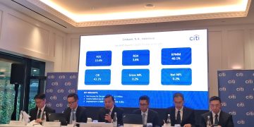 CEO Citi Indonesia, Batara Sianturi (tiga dari kiri) dalam Paparan Kinerja, di Jakarta, Selasa, 19 Agustus 2025.