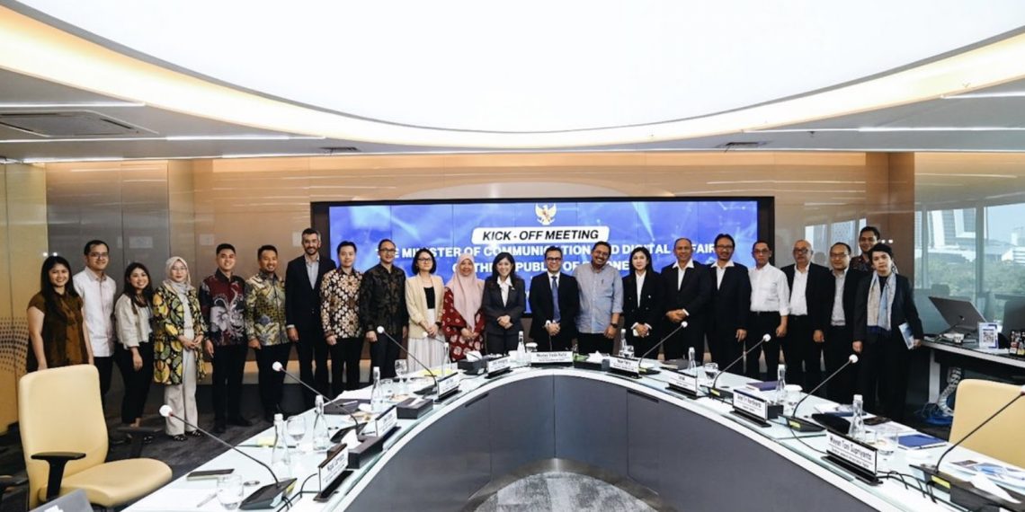 Menkomdigi Meutya Hafid, Wamenkomdigi Nezar Patria, dan jajaran pimpinan Kemkomdigi menerima perwakilan Prospera di Kantor Kementerian Komdigi, Jakarta, Jumat (01/08/2025). Foto: Komdigi