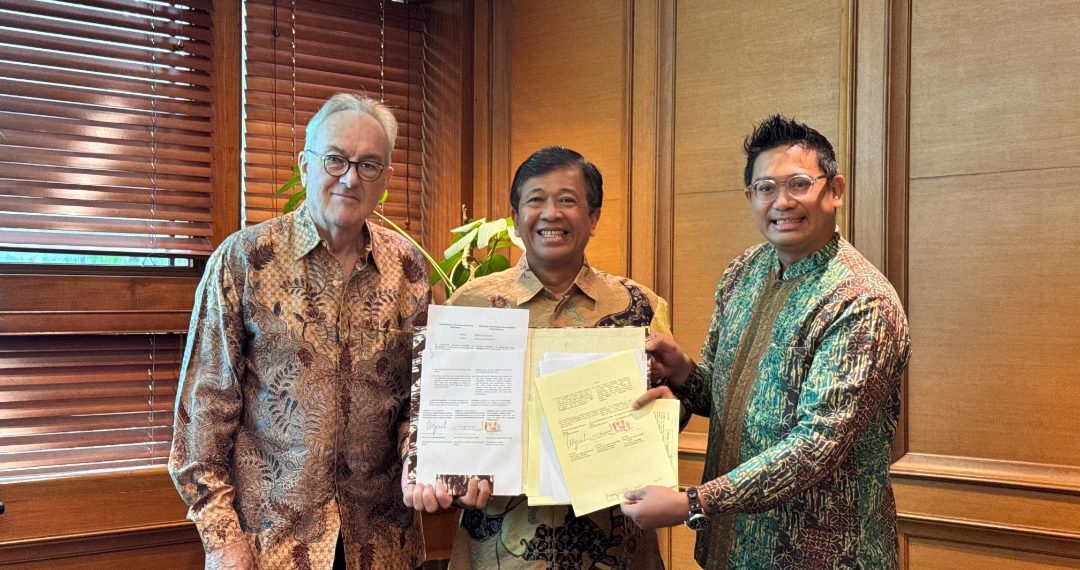 CEO & President Director Euro Asia Management Louis Gerard Saliot, Direktur Utama KEK Industropolis Batang Ngurah Wirawan, dan Direktur Utama PT Arena Pacu Nusantara Aseanto Oudang menandatangani kesepakatan kerja sama di Jakarta