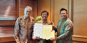 CEO & President Director Euro Asia Management Louis Gerard Saliot, Direktur Utama KEK Industropolis Batang Ngurah Wirawan, dan Direktur Utama PT Arena Pacu Nusantara Aseanto Oudang menandatangani kesepakatan kerja sama di Jakarta