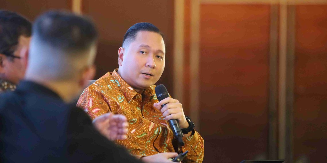 Wakil Ketua Komite Tetap (Komtap) II Kajian Ekonomi Global Strategis Kamar Dagang dan Industri (Kadin) Indonesia, Josua Pardede dalam Growth Summit 2025 yang digelar Moengage dan Infobank Digital di Grand Ballroom Hotel Kempinski, Jakarta, Kamis, 7 Agustus 2025.