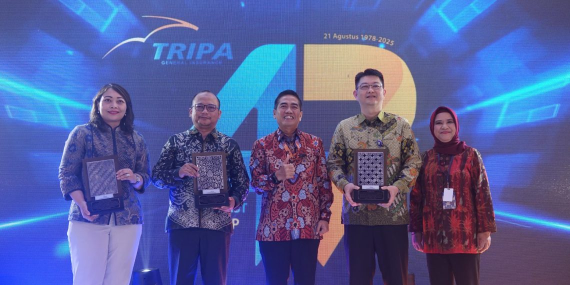 Kiri ke kanan: Department Head Division International & Financial Institution BNI, Dyah Paramita; GM Divisi Small, Medium, Enterprise Business BNI, Faizal Isnaeni; Direktur Utama TRIPA, G.C. Koen Yulianto; Dirut Bank Panin Dubai Syariah, Bratha; dan Direktur Operational Bank Panin Dubai Syariah, Sandra Noraya, usai melakukan penandatanganan kerja sama, di Jakarta, Kamis, 21 Agustus 2025.