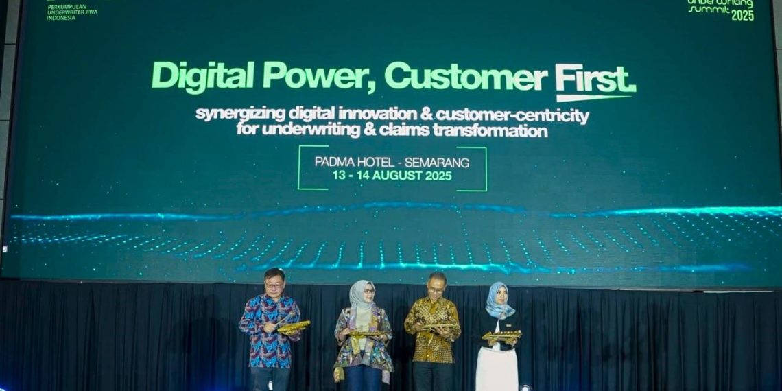 Ketua Persatuan Aktuaris Indonesia Paul Setio Kartono, Ketua PERUJI Dessy Kusumayati, Deputi Komisioner Bidang Pengawasan Perasuransian, Penjaminan dan Dana Pensiun Otoritas Jasa Keuangan Iwan Pasila, dan Ketua Panitia Indonesia Underwriting Summit 2025 Dania Virjiyanti membuka IUS 2025 di Semarang, 13 Agustus 2025.