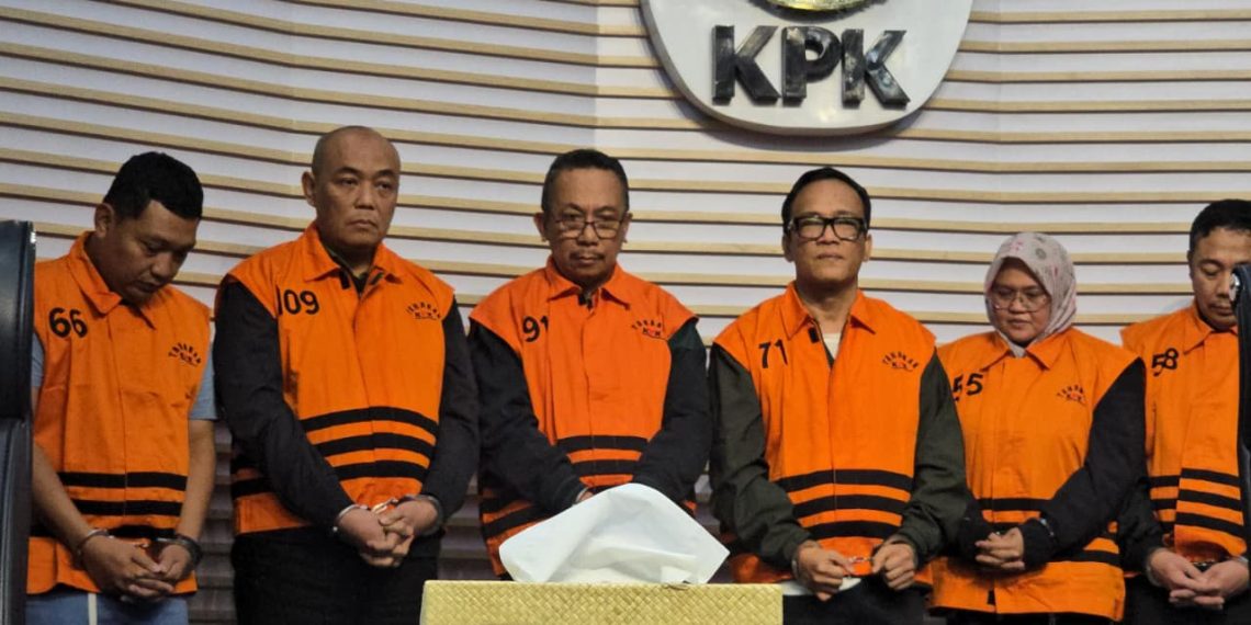 Wakil Menteri Ketenagakerjaan (Wamenaker) Immanuel Ebenezer Gerungan (IEG) alias Noel (tiga dari kanan) mengenakan rompi tahanan KPK, di Gedung Merah Putih KPK, Jakarta, Jumat, 22 Agustus 2025. (Foto: Julian)