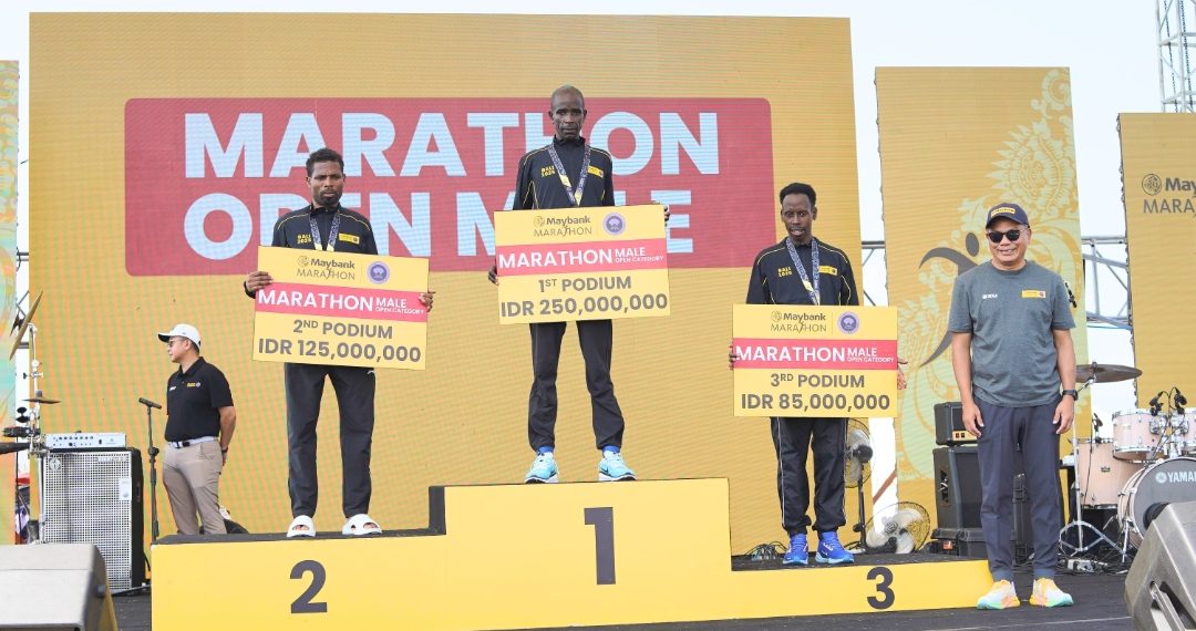 Juara Maybank Marathon 2025: Pelari Kenya, Evans Nyakamba Mayaka meraih hadiah Rp250 juta.