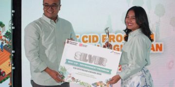Officer Communication Relations & CID PHE ONWJ Putri Nauli saat menerima penghargaan Silver Best CID Program Lingkungan