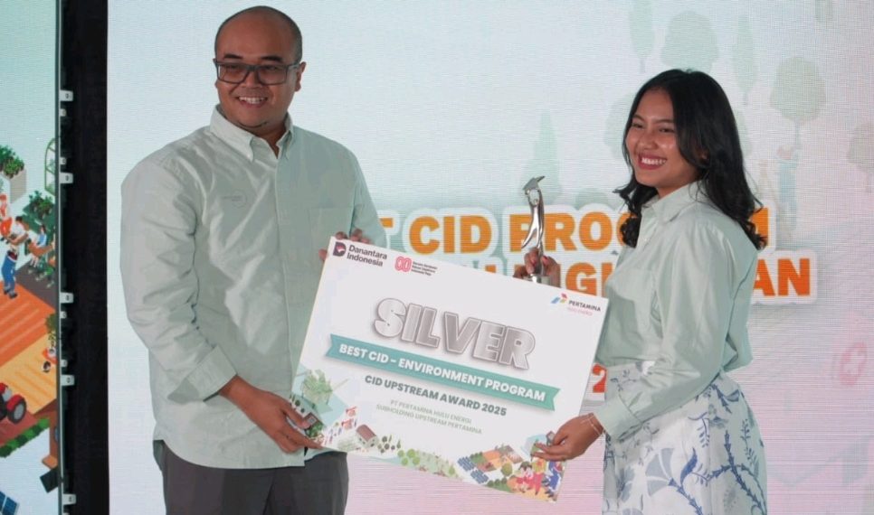 Officer Communication Relations & CID PHE ONWJ Putri Nauli saat menerima penghargaan Silver Best CID Program Lingkungan