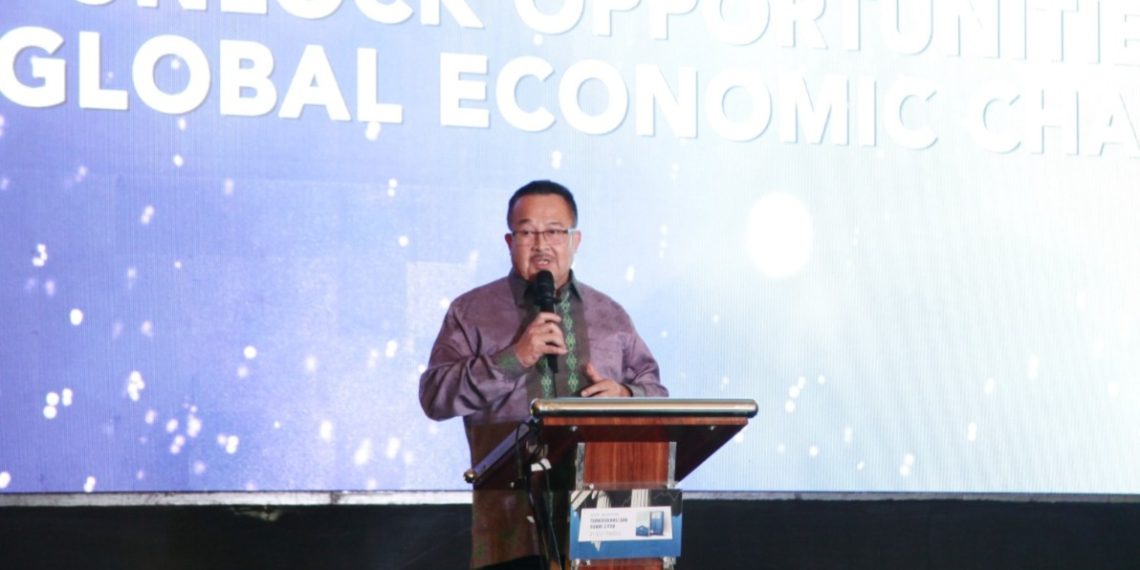 Guru Besar UI, Rhenald Kasali saat sesi sharing session Economy Mastery Forum 2025 bertema "Unlock Opportunities in Global Economic Changes" yang diadakan Infobank Media Group bersama Perhimpunan Bank Perkreditan Rakyat Indonesia (Perbarindo) di Hotel Indonesia Kempinski Jakarta, Jumat (29/8). (Foto: Erman Subekti)