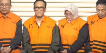 Wakil Menteri Ketenagakerjaan (Wamenaker) Immanuel Ebenezer Gerungan (IEG) alias Noel (dua dari kiri) mengenakan rompi tahanan KPK, di Gedung Merah Putih KPK, Jakarta, Jumat, 22 Agustus 2025.